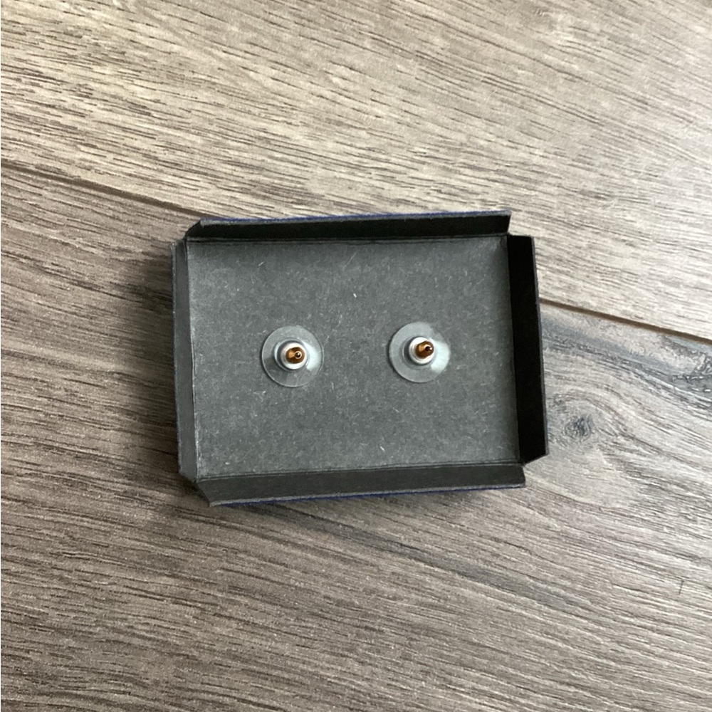 Disney Gold Tone Earrings Never Worn Excellent Condition Mickey Mouse Epcot - Picture 3 of 3